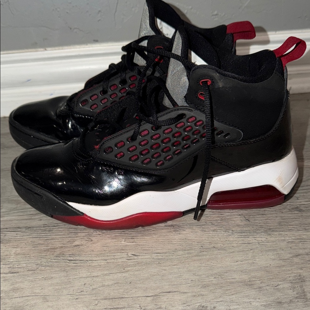 Jordan Youth Black and Red Sneakers - Picture 3 of 7